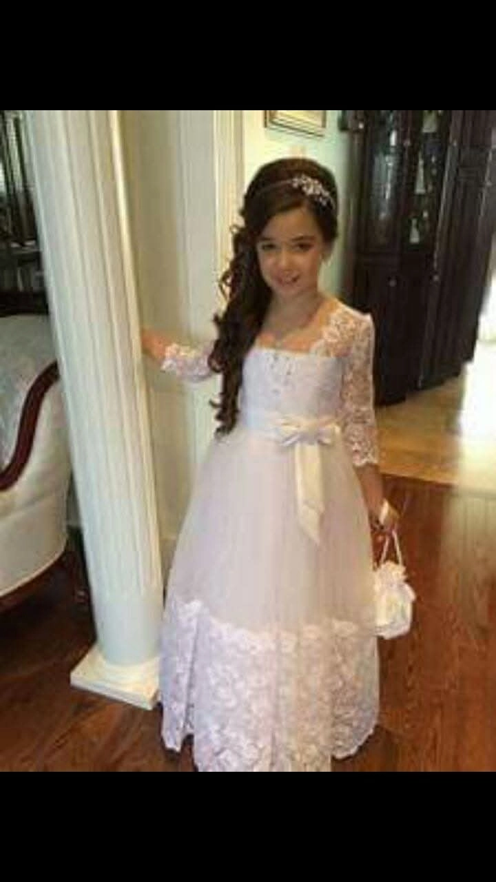 Niña con vestido blanco ceremonial con encaje