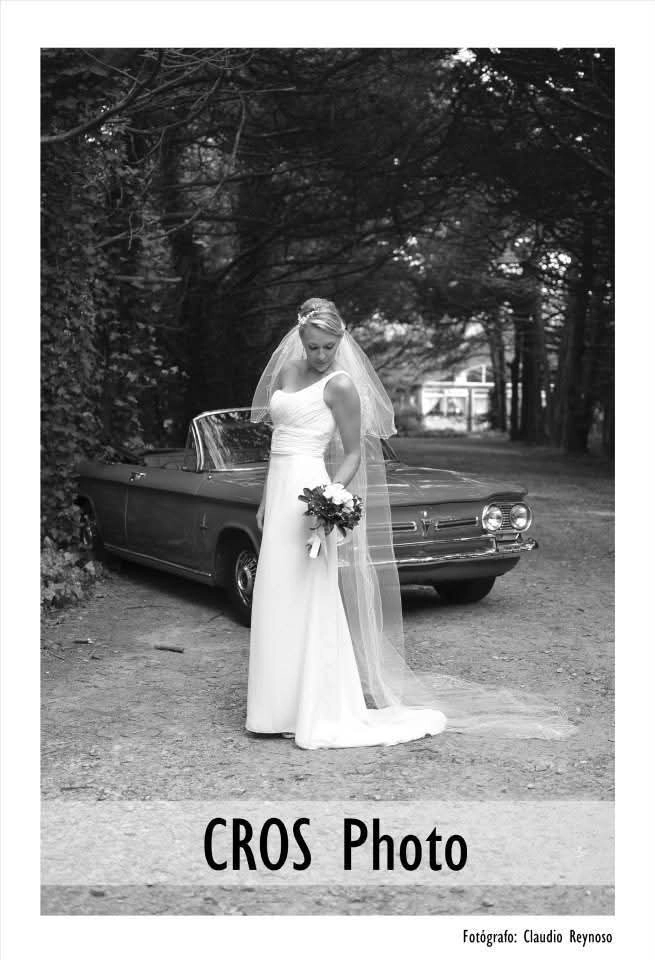Retrato editorial en blanco y negro con diseño de Kelly Colombo