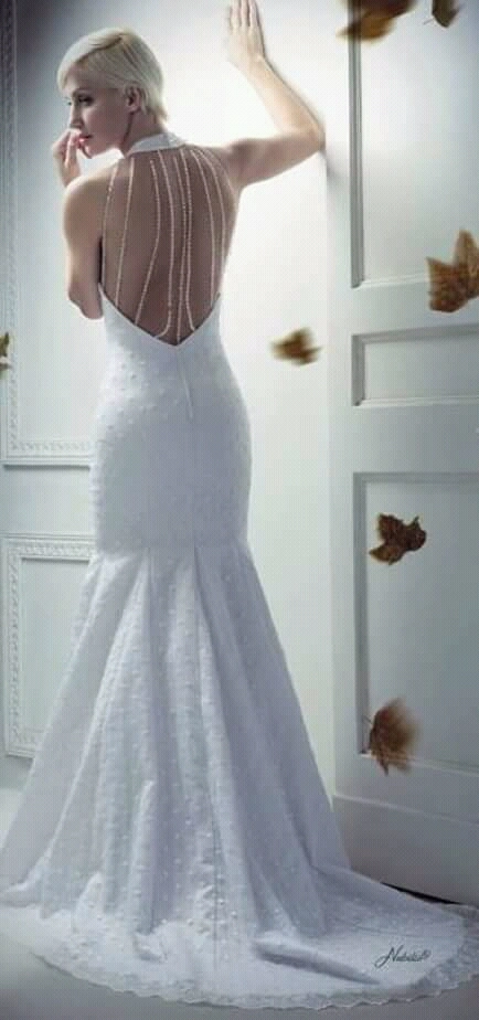 Vestido de novia con espalda bordada diseñado por Kelly Colombo