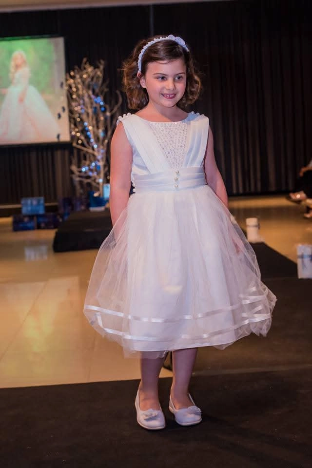 Niña con vestido dorado en celebración especial