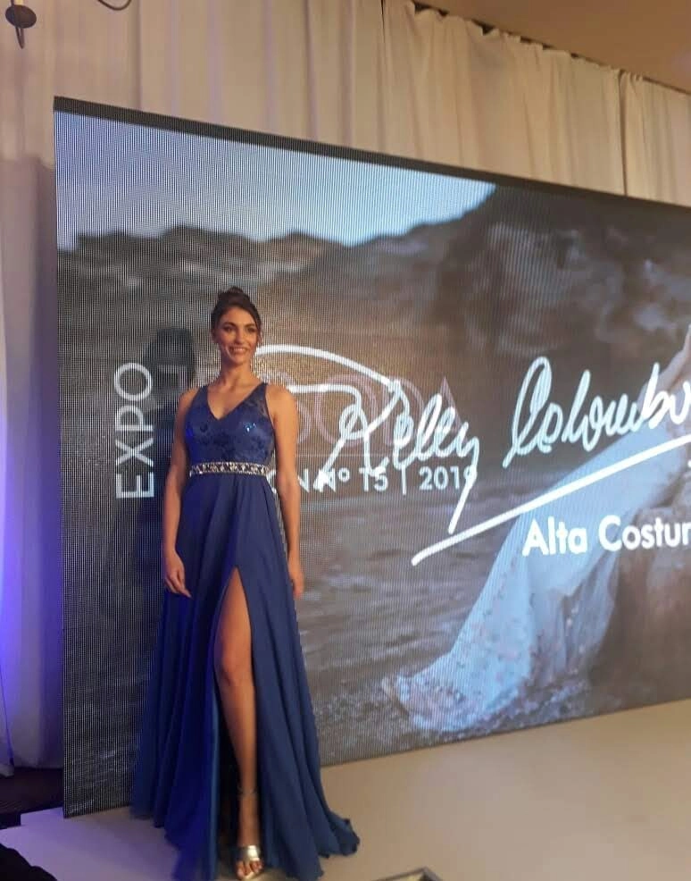 Cliente con vestido azul de gala para evento