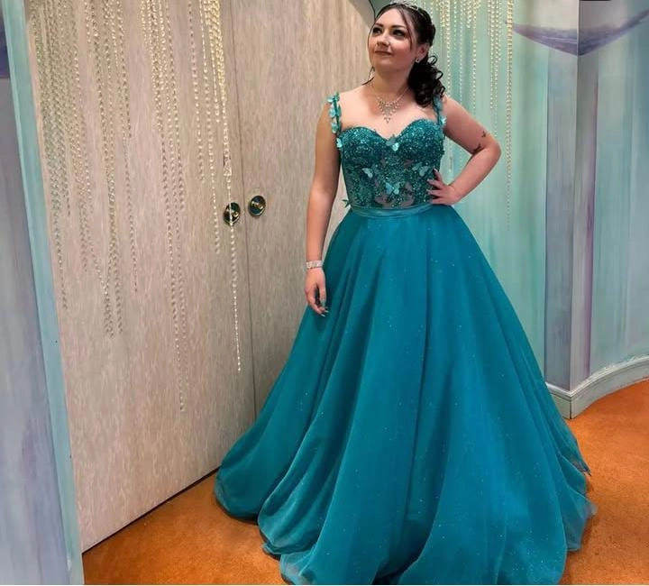Cliente con vestido de 15 años confeccionado a medida