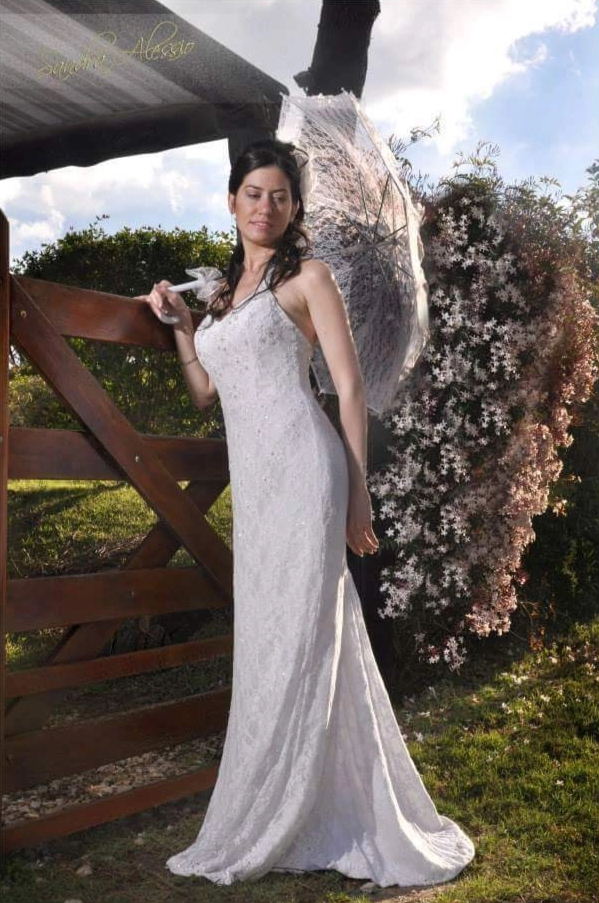 Novia con vestido blanco en sesión exterior