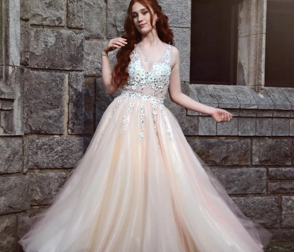 Quinceañera con vestido claro de fiesta